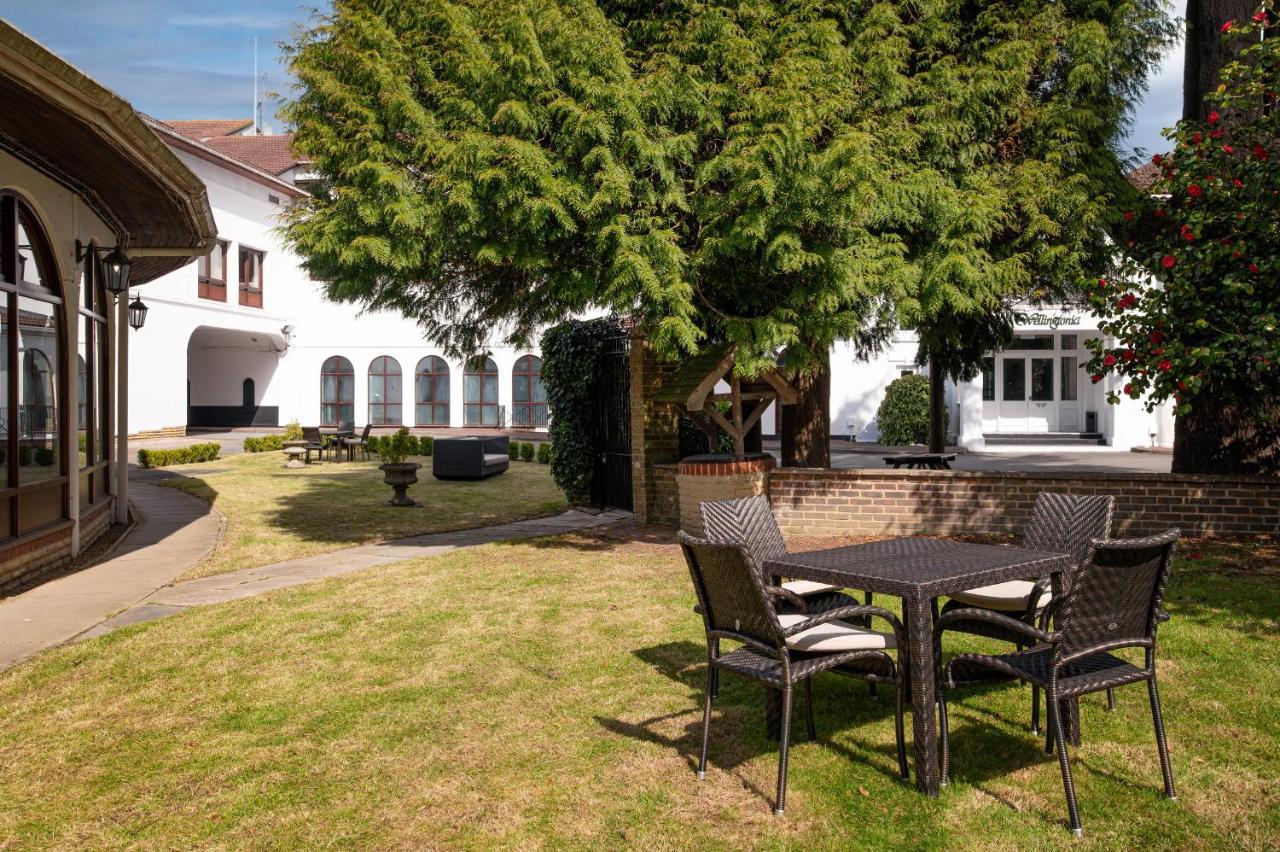 Copthorne Effingham Gatwick Hotel Exterior foto